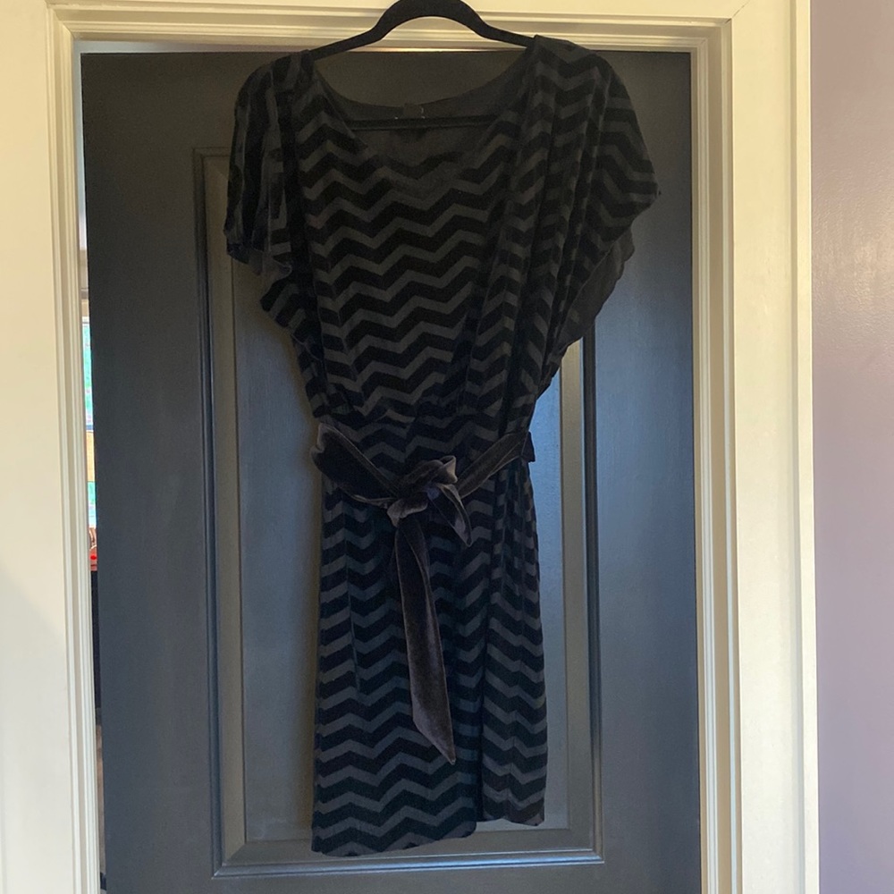 White House Black Market XS black velvet chevron dress with belt